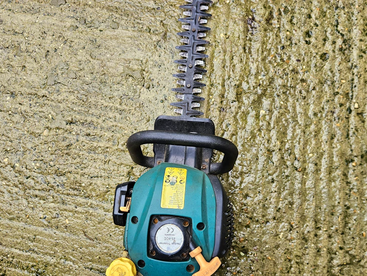 Petrol 2 stroke hedge cutter