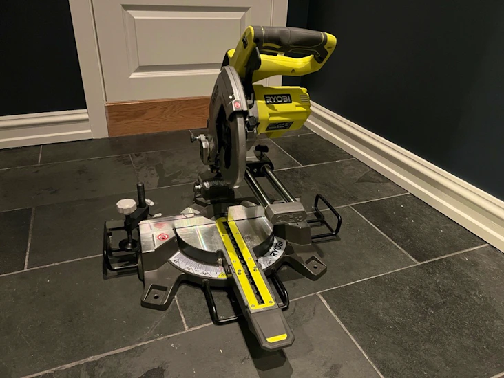 Batteridrevet kapp- og gjærsag med laser