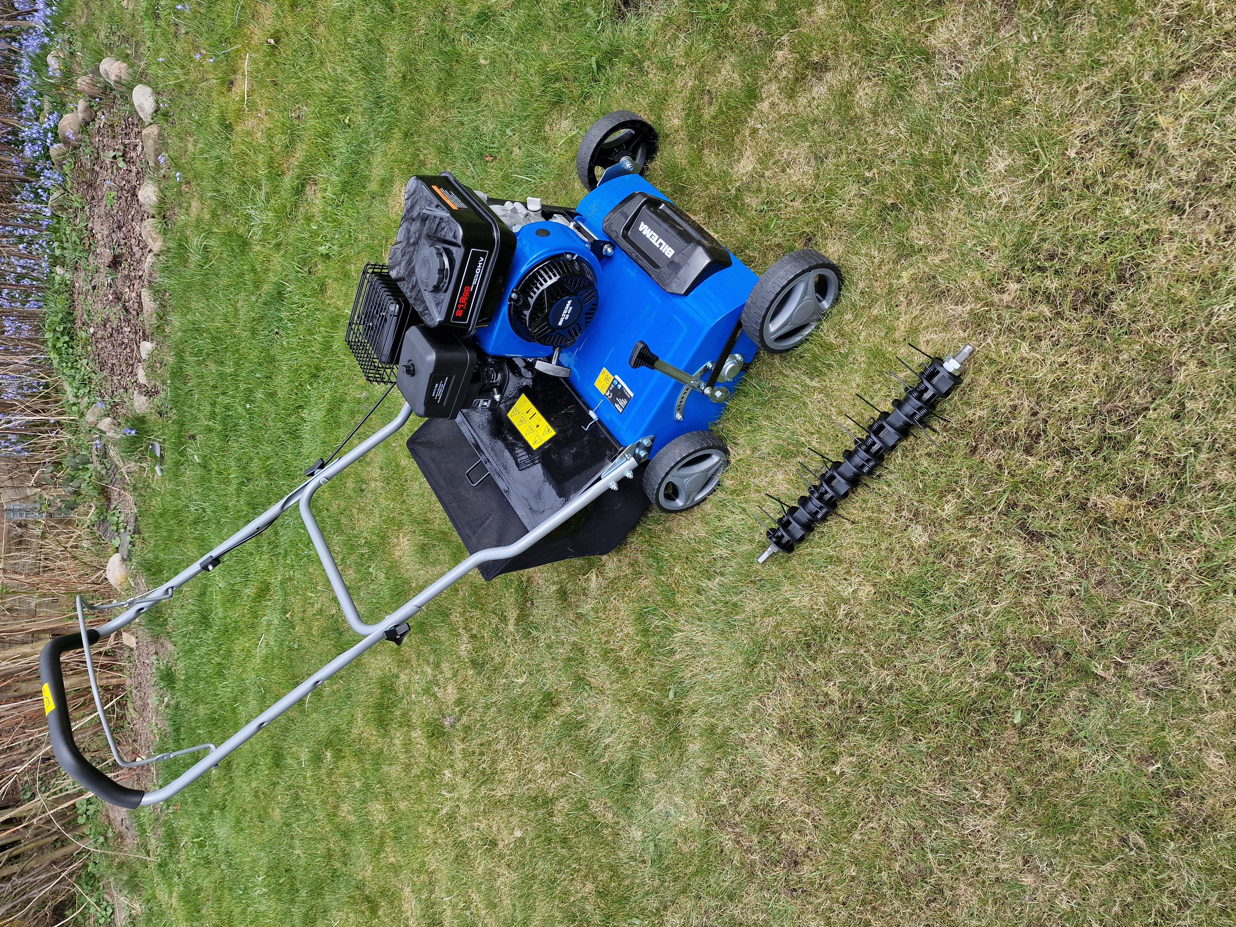 Bensindriven vertikalskärare/mossrivare 