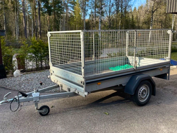 Släp med avtagbara galler