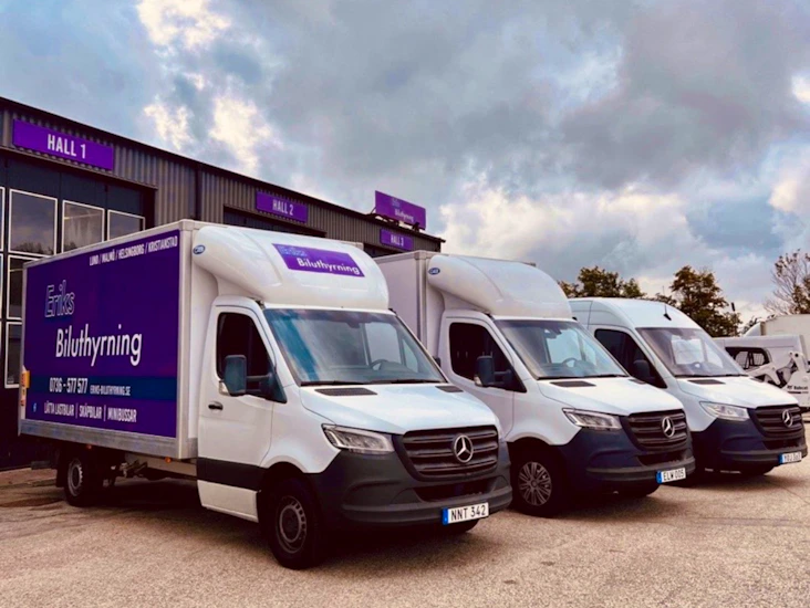 Lätt lastbil 18 kubik med lift