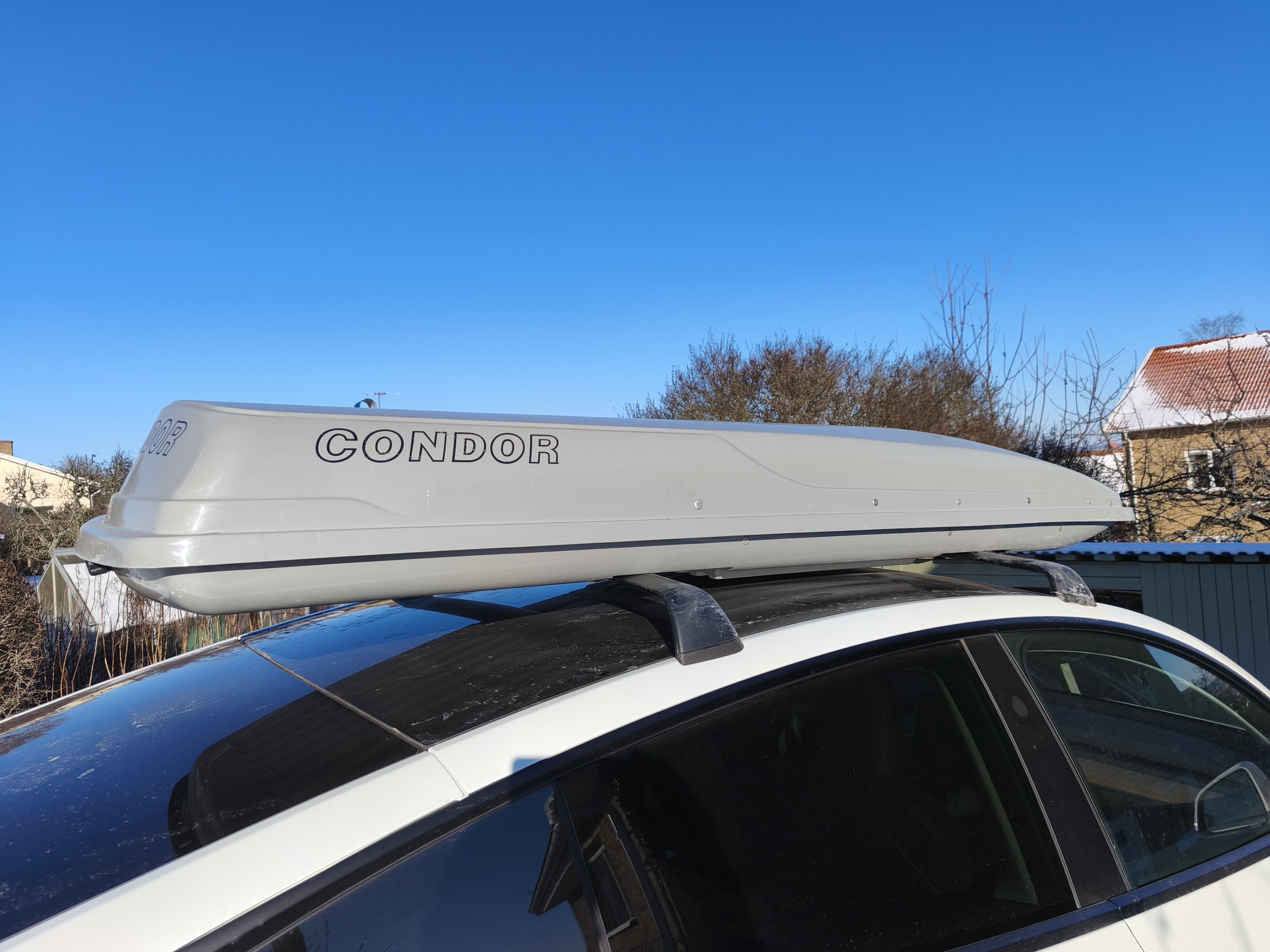 Tesla model y takräcke + takbox condor