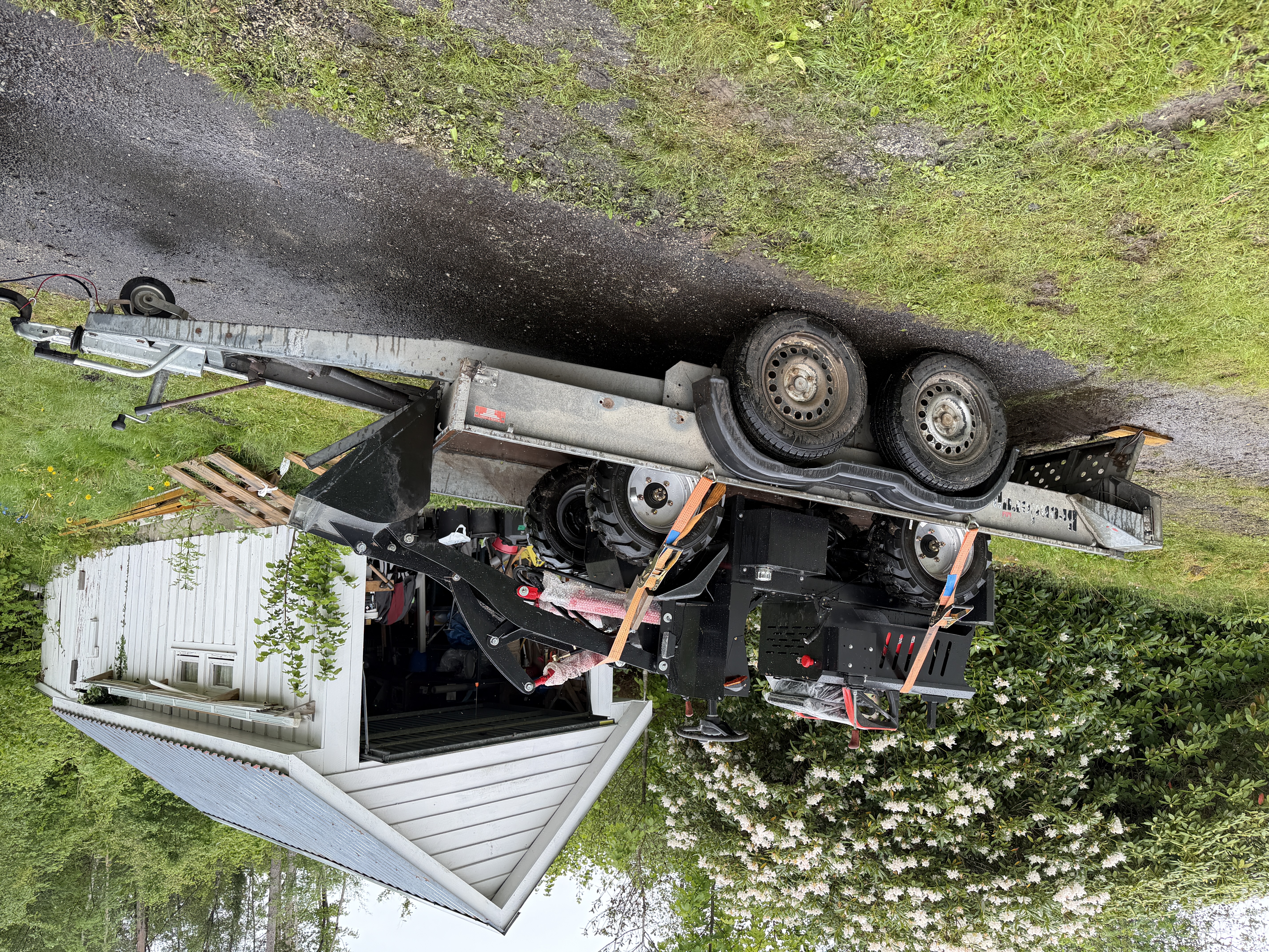 Maskinhenger med tipp 1475kg lastekapasitet.
