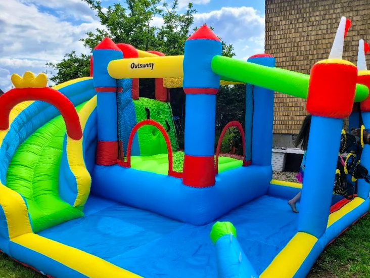 Hoppborg med badland och slott.