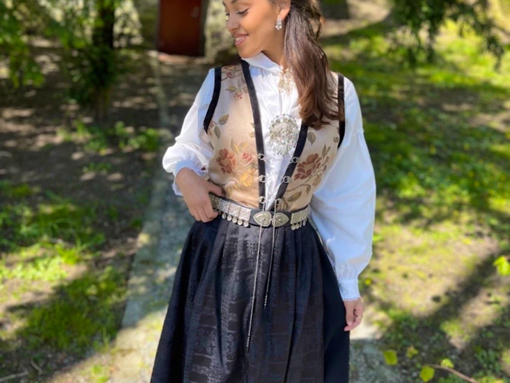 Sognebunad med lyst liv