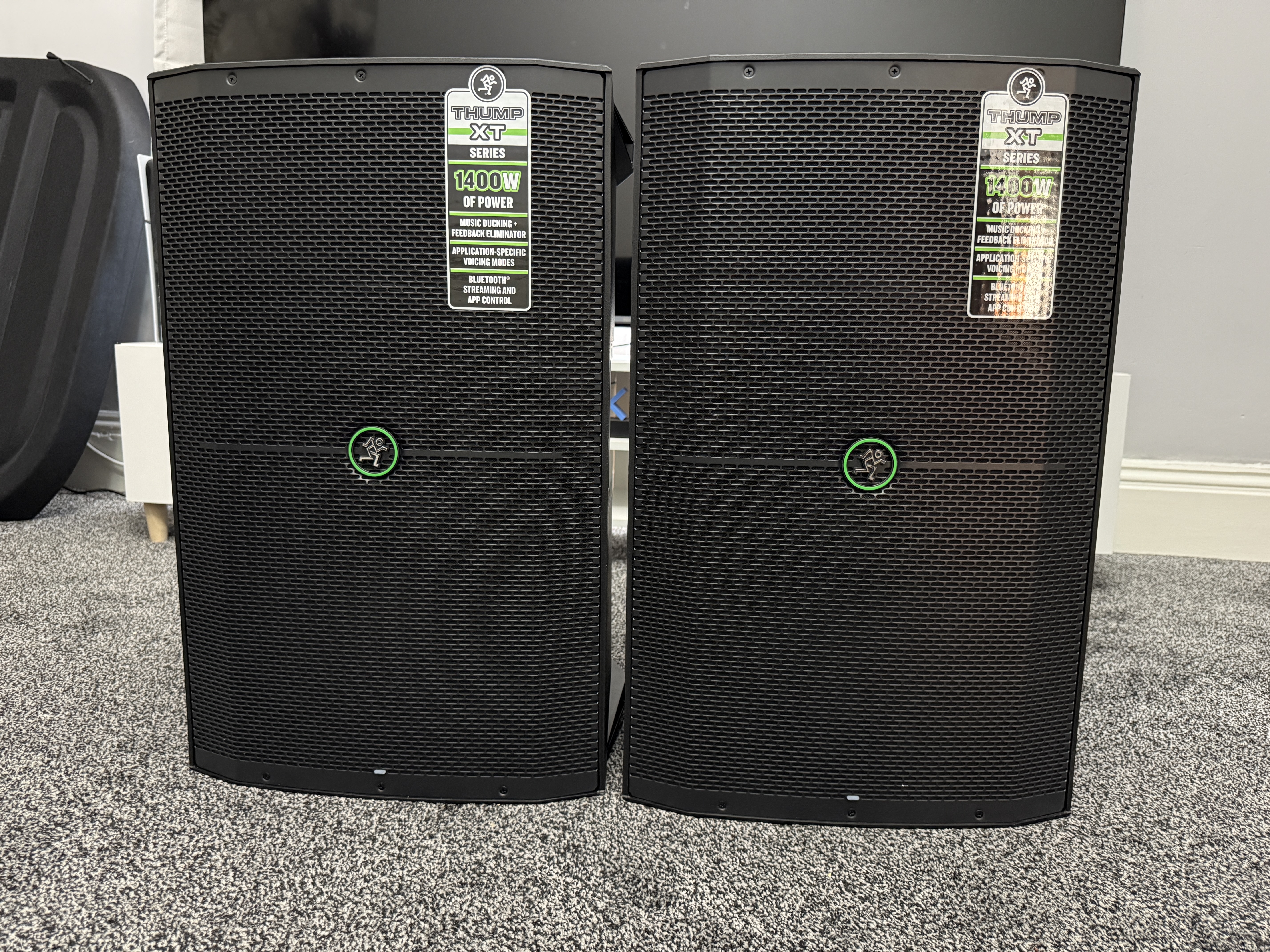 Mackie thump215xt 15" enhanced active pa speaker with stand