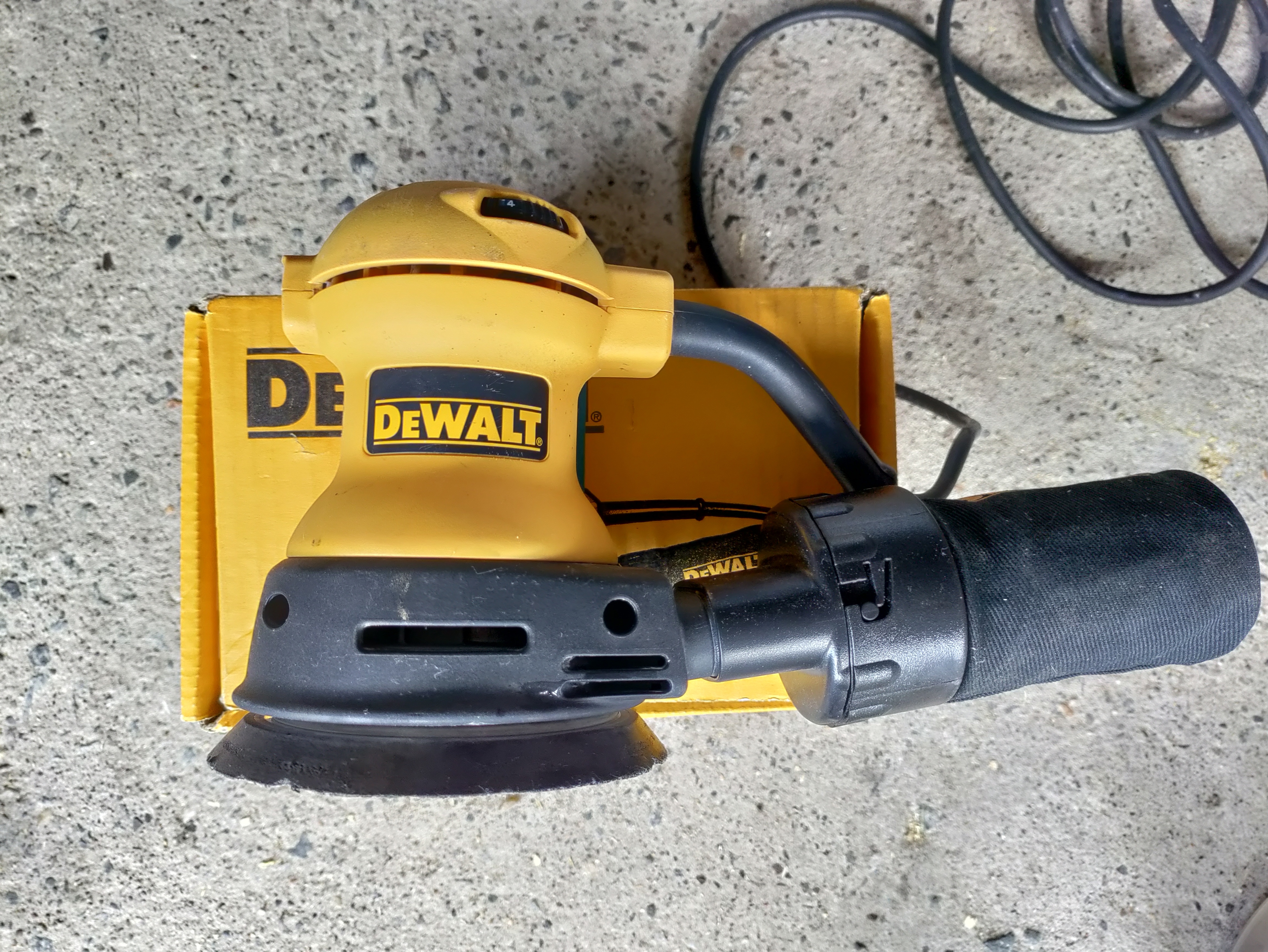 Dewalt eksentersliper 220w 125mm slipeskive 