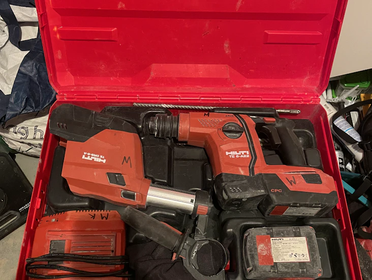 hilti batteridriven borrhammare / slagborrmaskin – 2 batterier + borr ingår