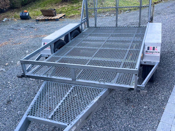 Maskinhenger leies ut