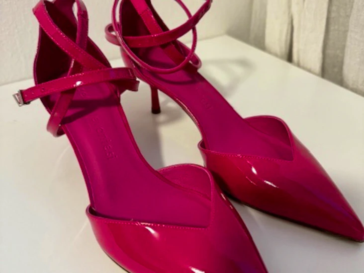 Superfin klänning strl.s/m med lackskor.