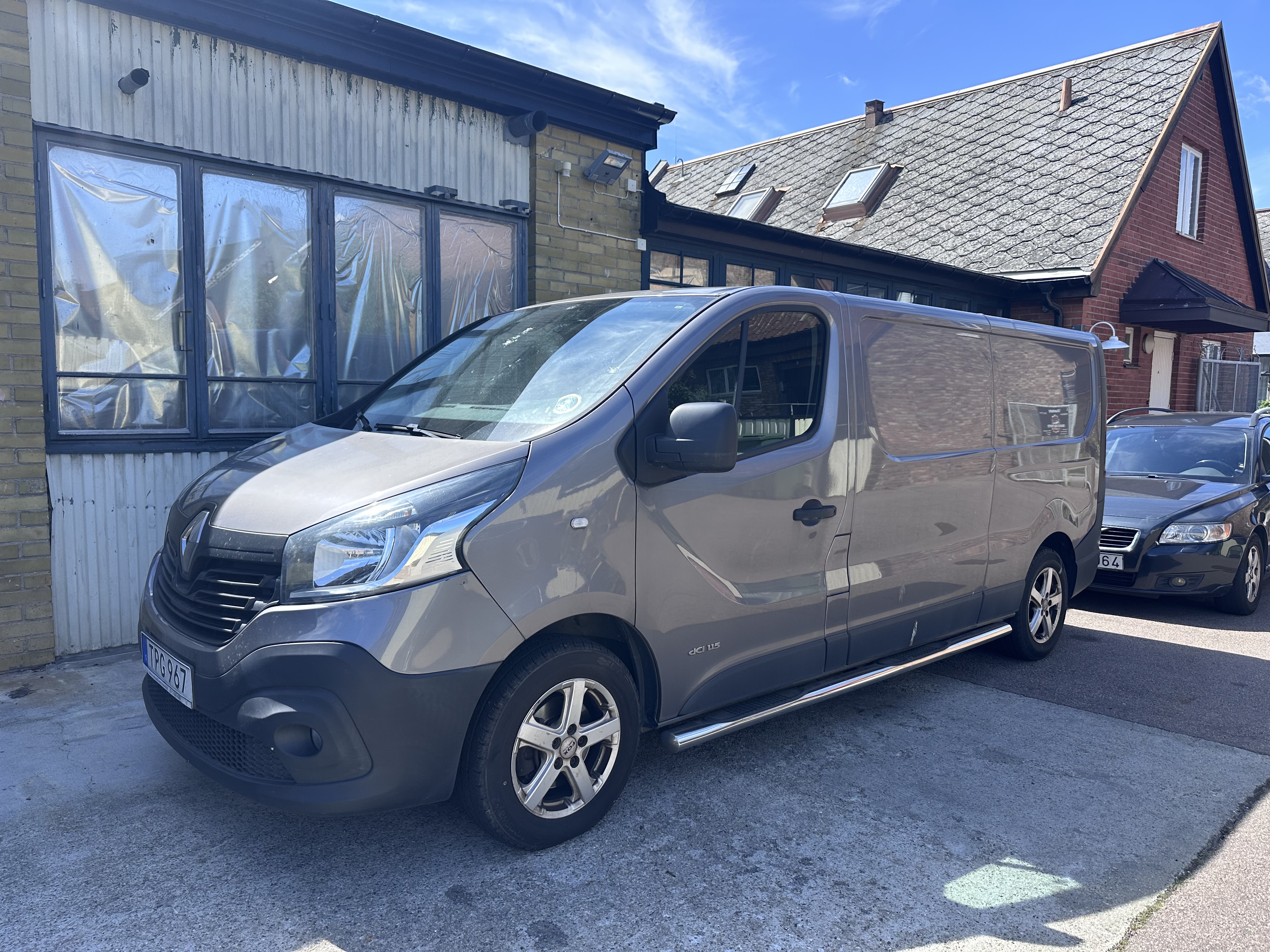 Uthyres transport renault trafic l2