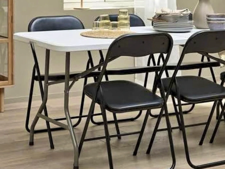 Ledigt - 6 klappstolar + 1 bord