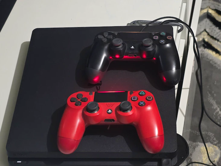 Playstation 4 slim + 2 controllers