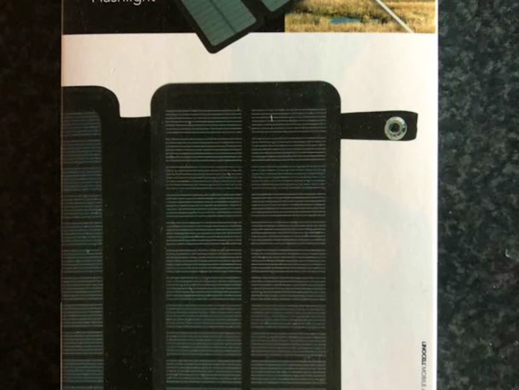 Solcellsladare med power bank och ficklampa