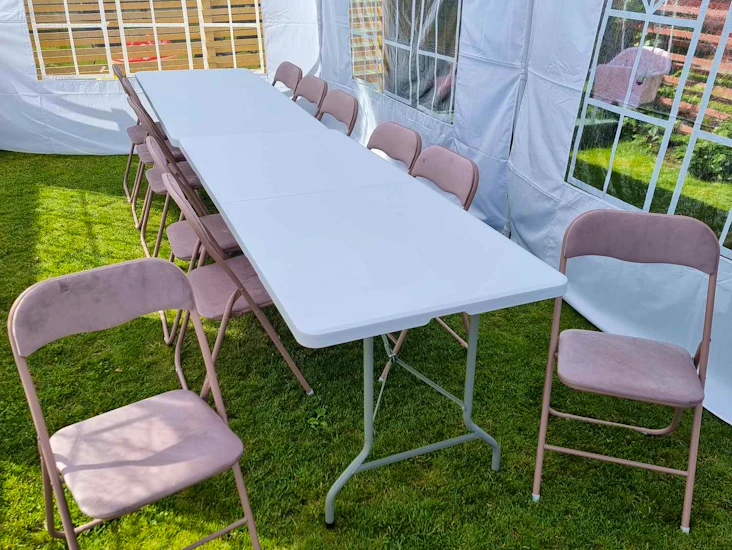 Två bord och 12 rosa sammetsstolar