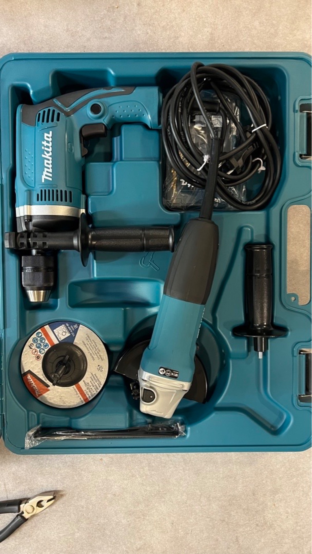 Slagbormaskin og vinkelsliper makita