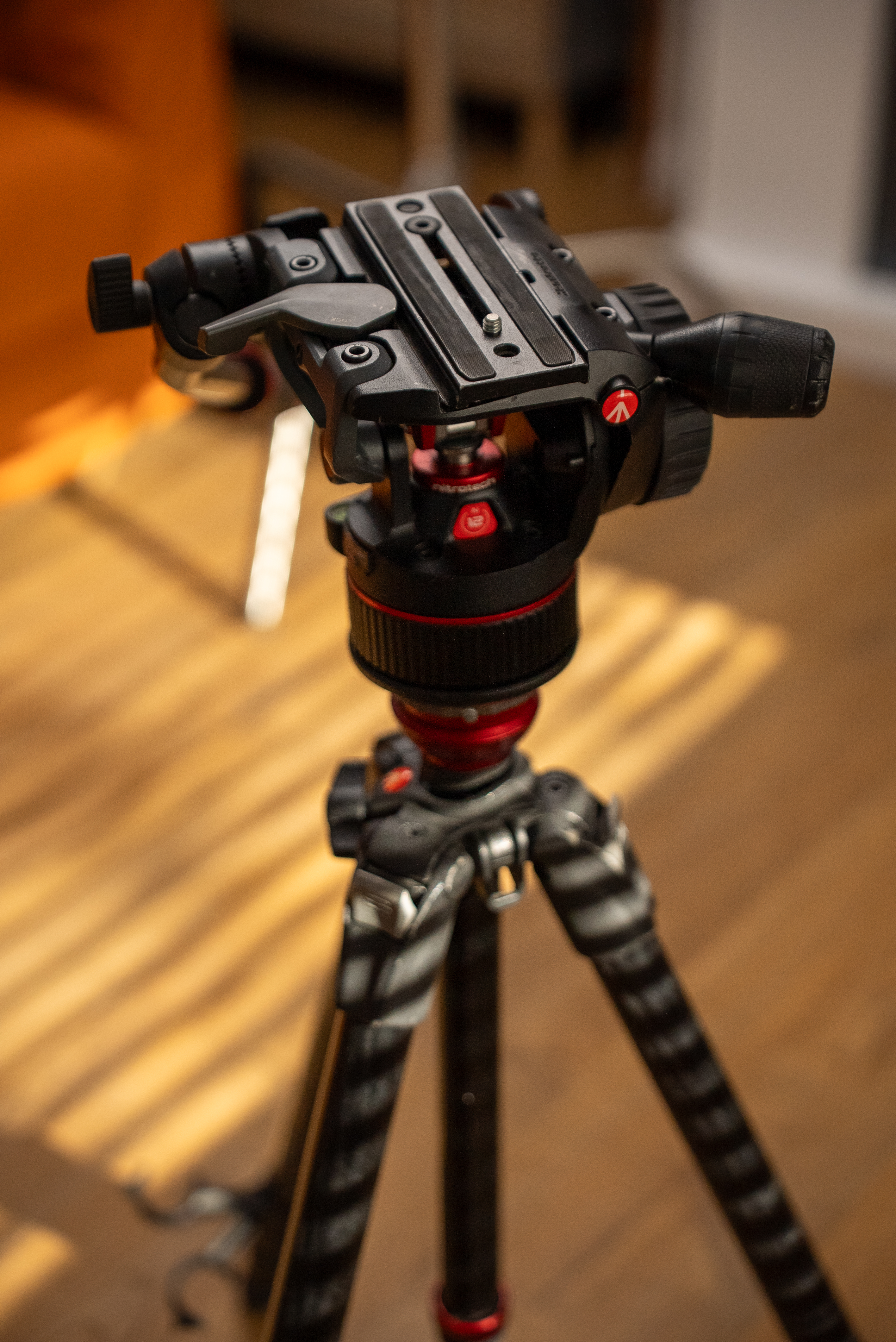 Manfrotto nitrotech n12 fluid video head + carbon fibre tripod