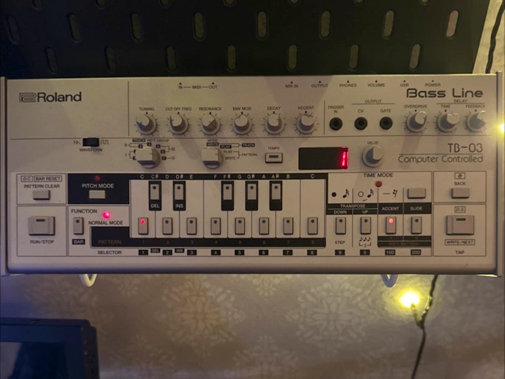Roland tb-03 303 acid synth