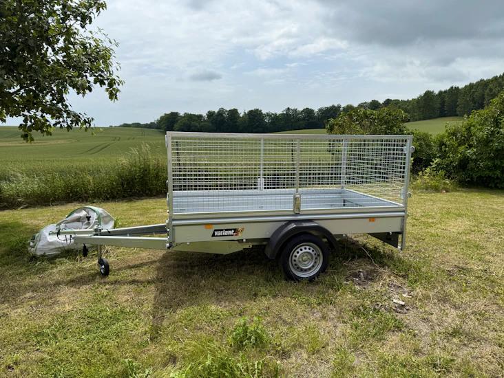 Släpvagn variant 715 s3 med galler och tippfunktion