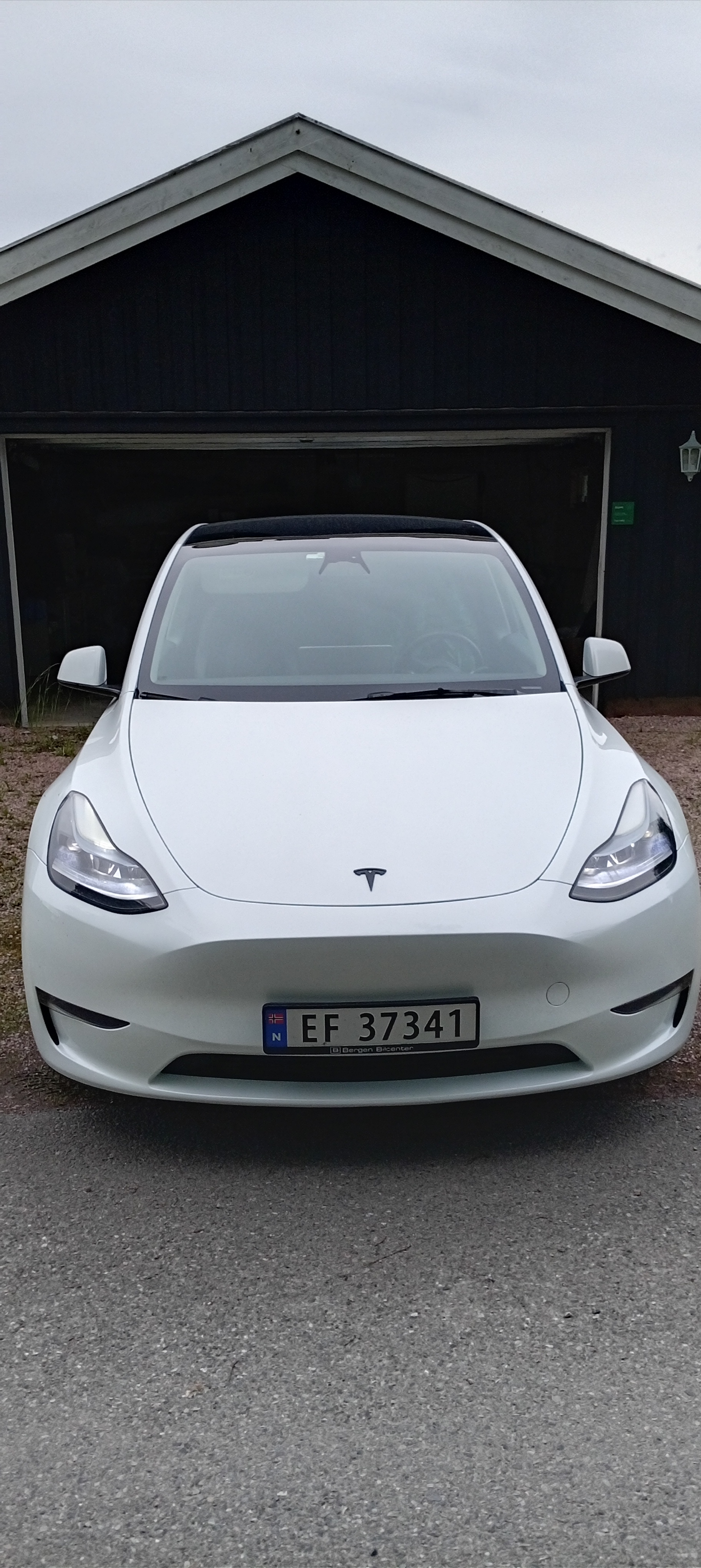 Tesla modell y 2023