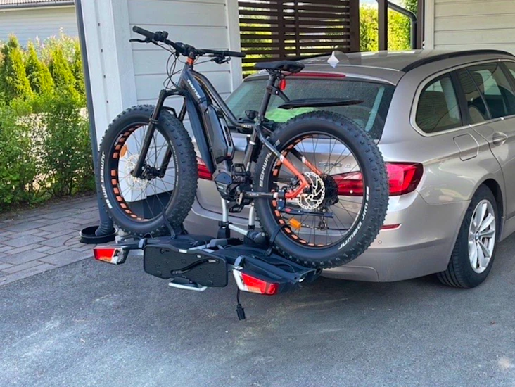 Vetokoukuun kiinnitettävä polkupyöräteline