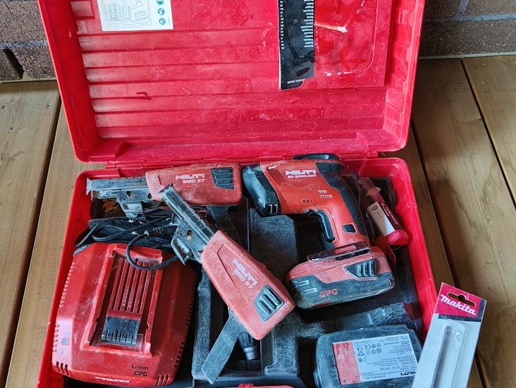 Akkuruuviväännin hilti + akku +laturi