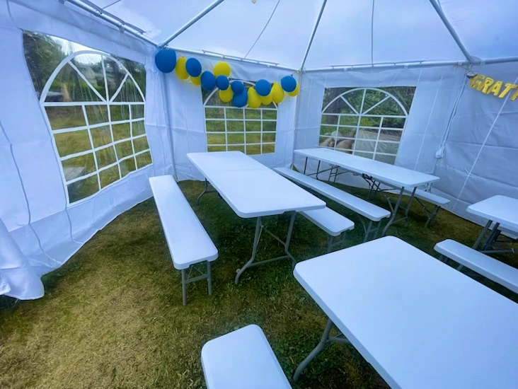 2 bord och 4 sittbänkar till fest (16 personer)