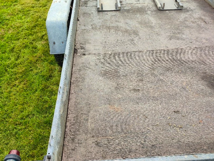 Kjekk bilfrakter med elektrisk vinsj