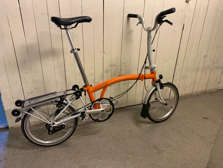 Treväxlad brompton med pakethållare