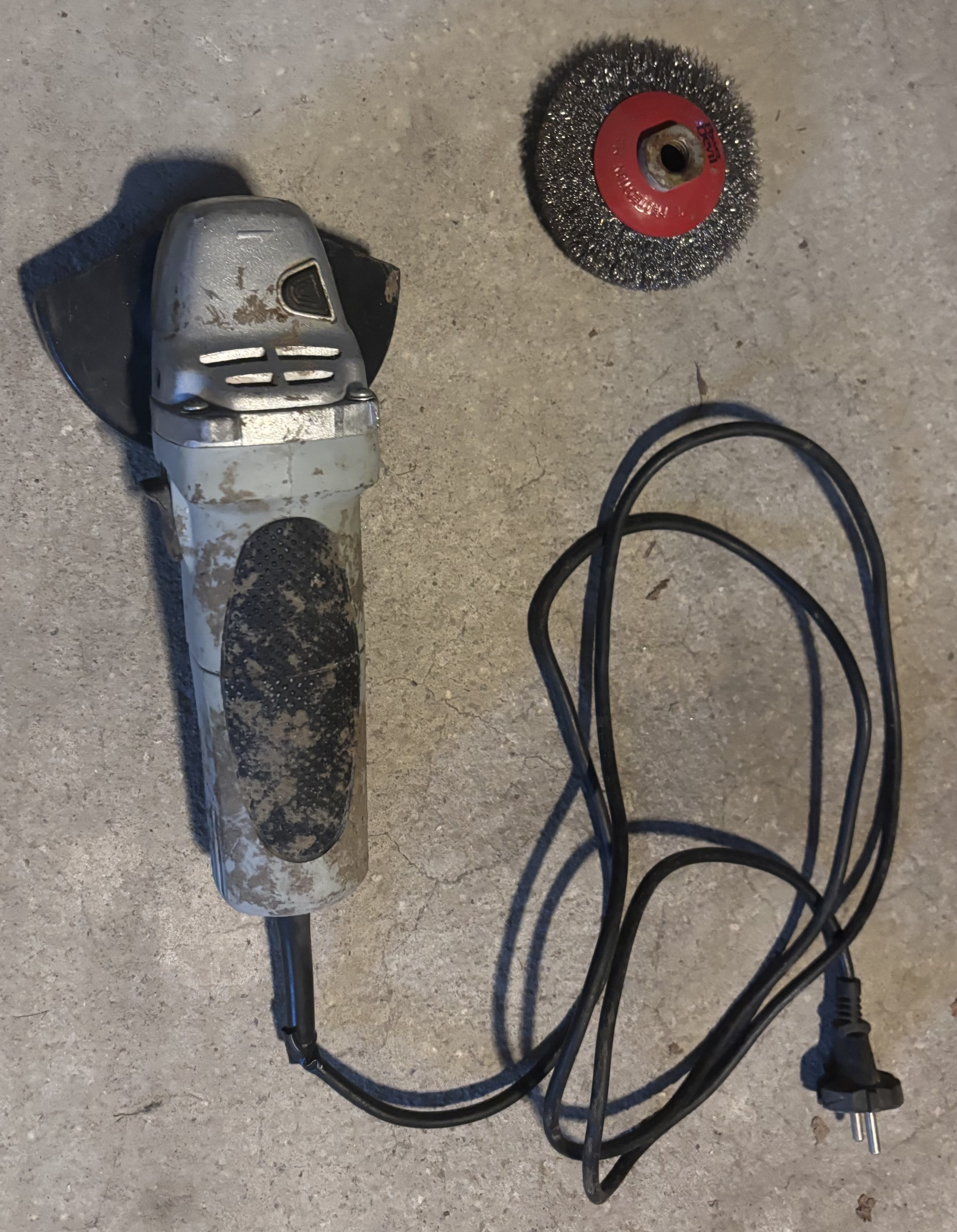 Kraftfuld vinkelsliber med stålbørste – klar til dine projekter 💪