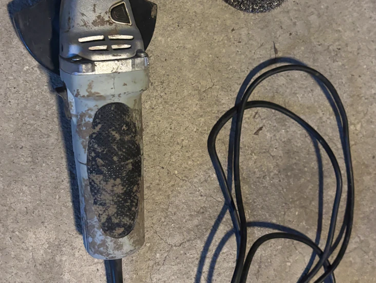 Kraftfuld vinkelsliber med stålbørste – klar til dine projekter 💪