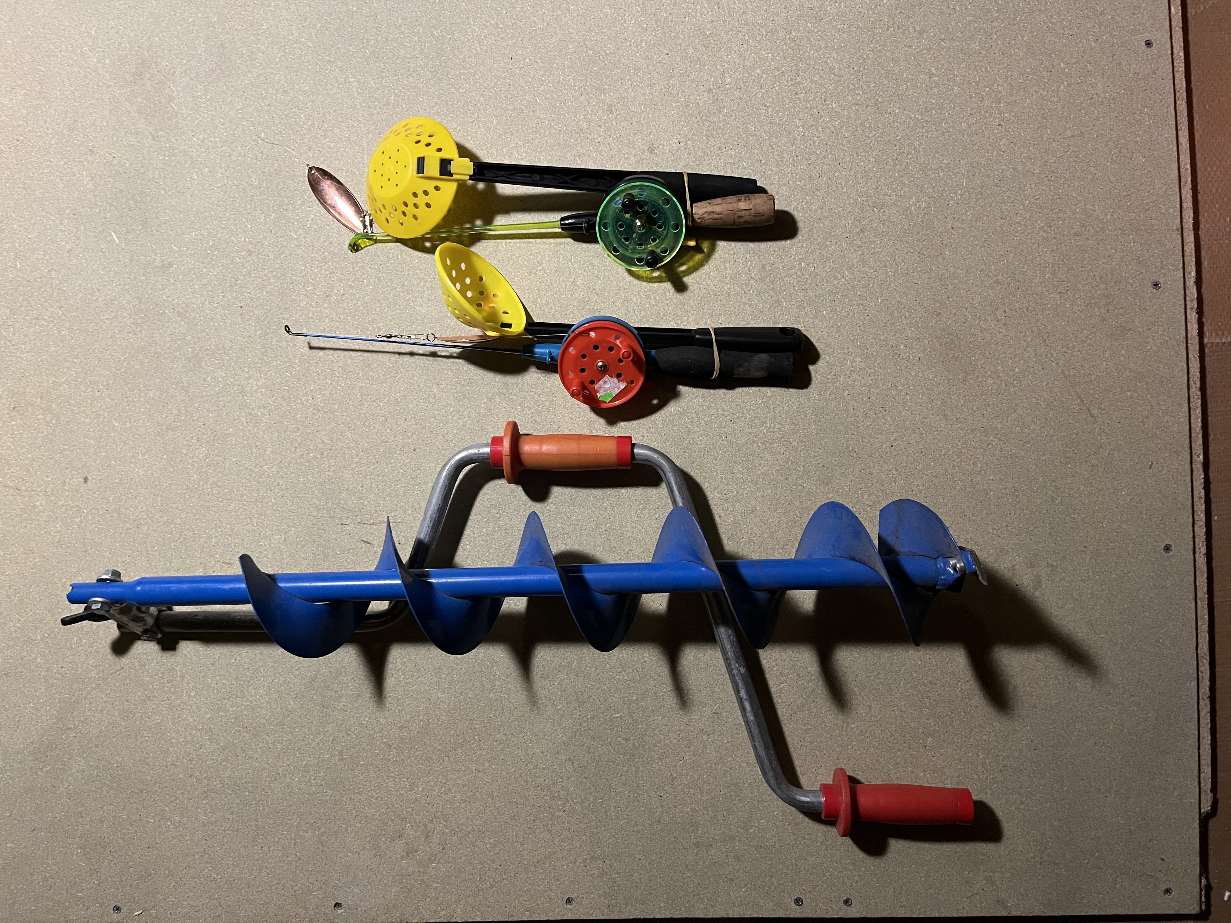 Isbor og pilkestenger