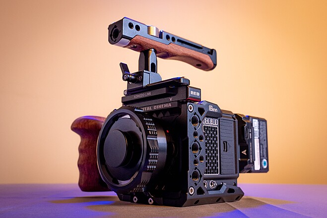 Red komodo 6k rf to ef adapter with drop in vnd full cage + side handle + rod mounts v mount battery plate 1tb + 512gb cfast 2.0 cards card reader