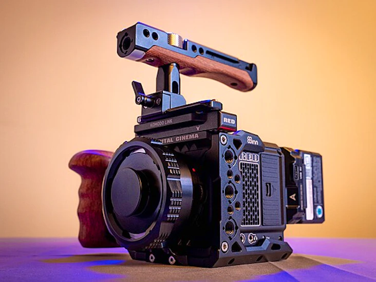 Red komodo 6k rf to ef adapter with drop in vnd full cage + side handle + rod mounts v mount battery plate 1tb + 512gb cfast 2.0 cards card reader