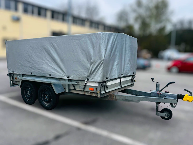 Släpvagn med galler och kapell