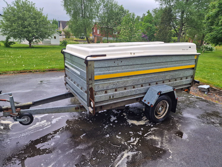 Stabil släpvagn med höga lämmar och kåpa