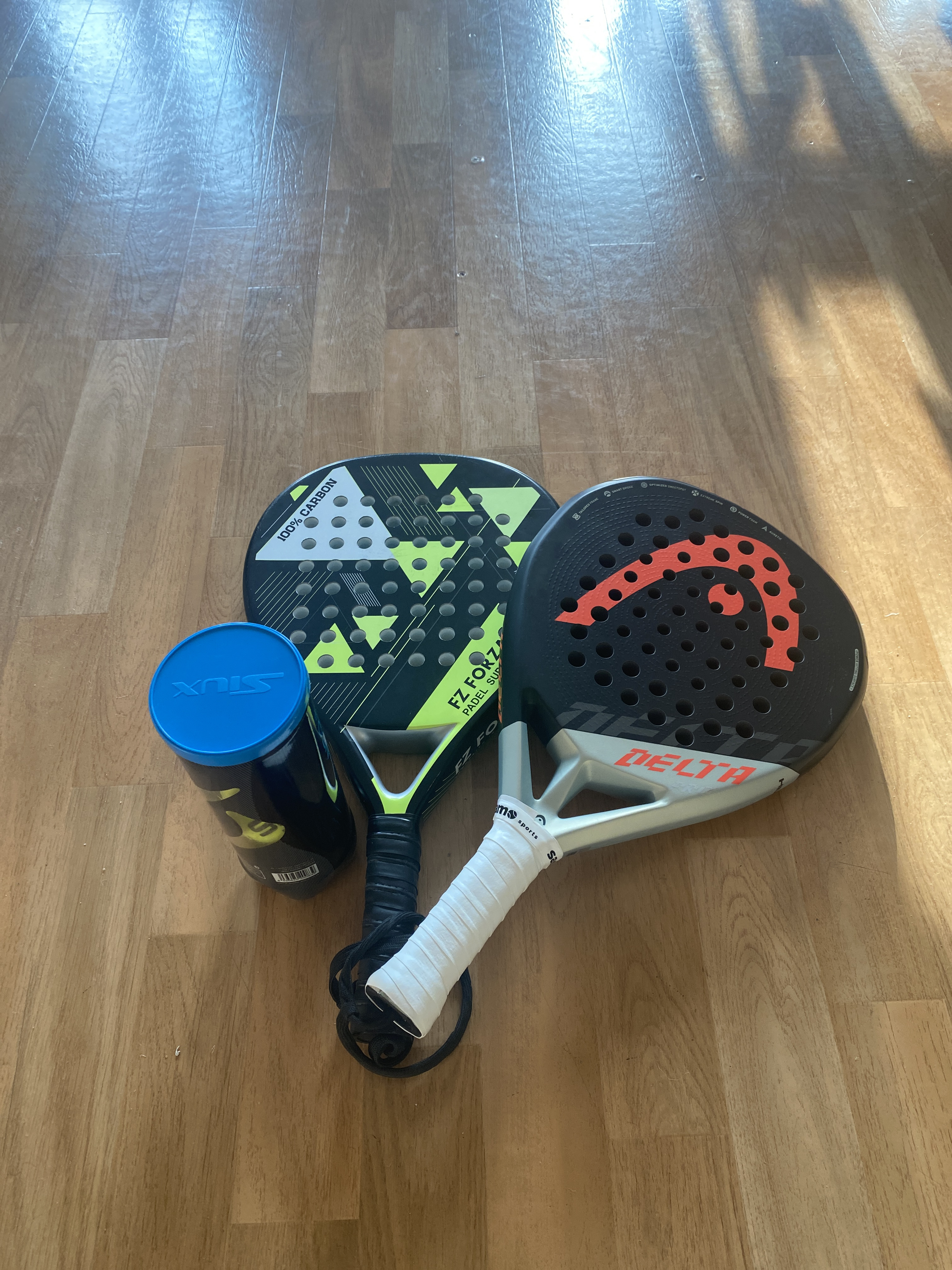 2 padel racketer og 3 baller