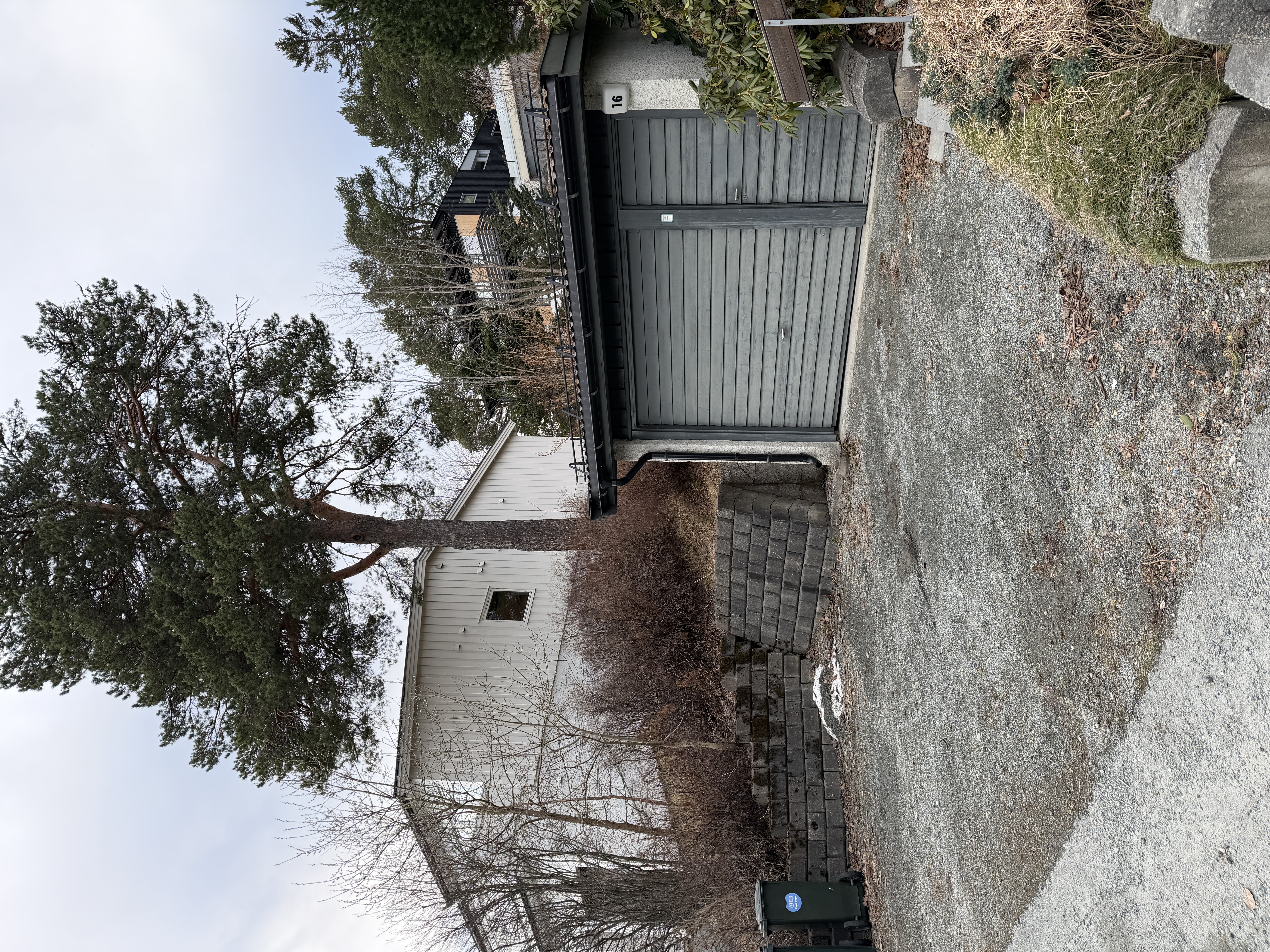 Parkeringsplass nær sentrum – 1 min til buss (10 min til sentrum) 