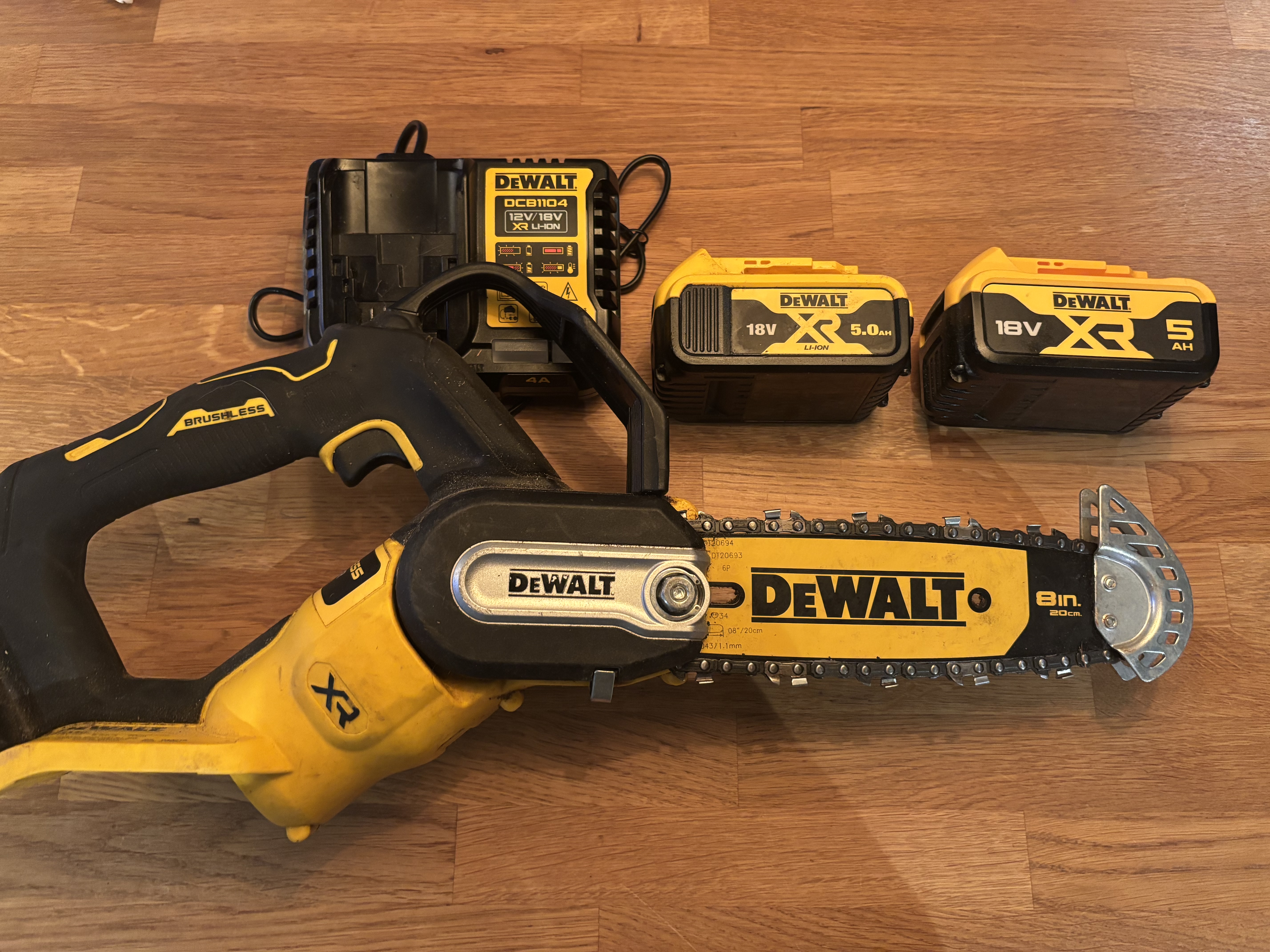 Kraftfull dewalt mini-motorsåg / grensåg – inkl. 2 batterier