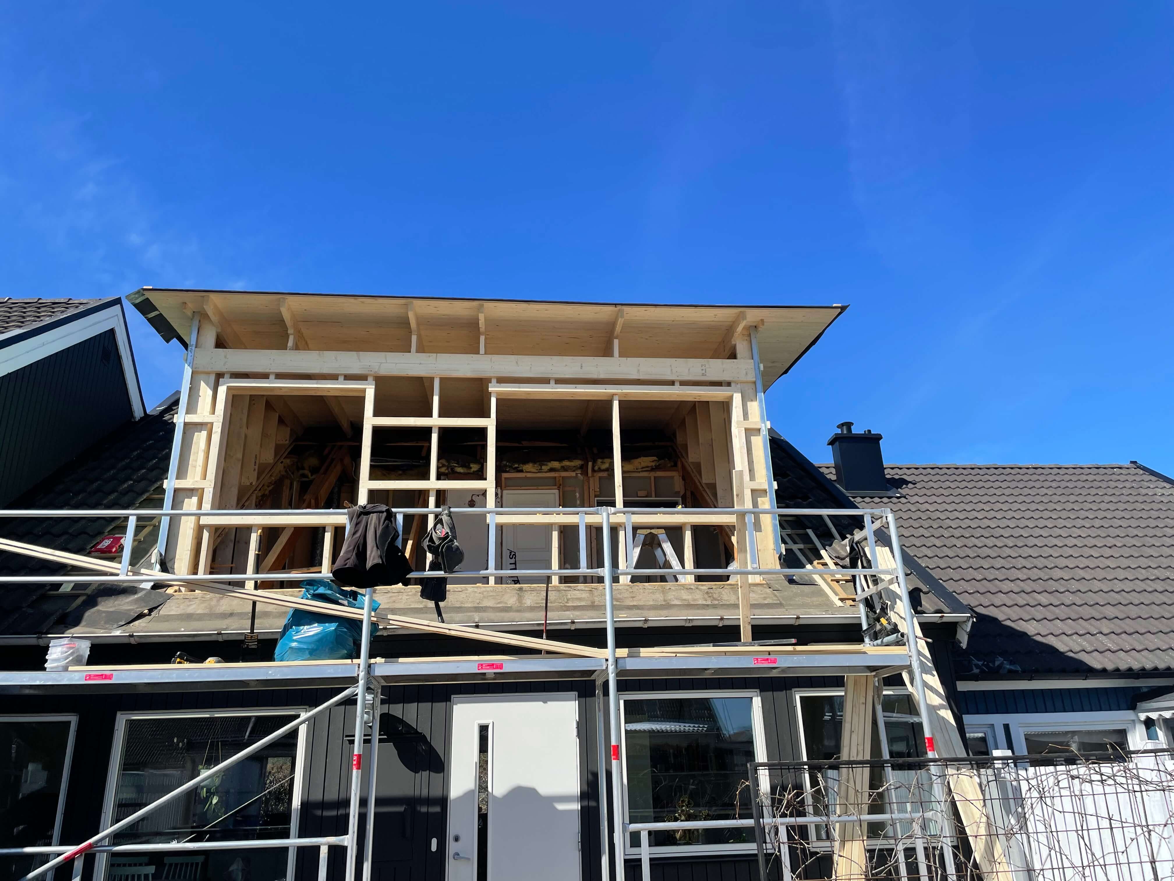Godkänd byggställning i aluminium | 33,5 m plattform | gaveltopp | 2 stegluckor | släp finns