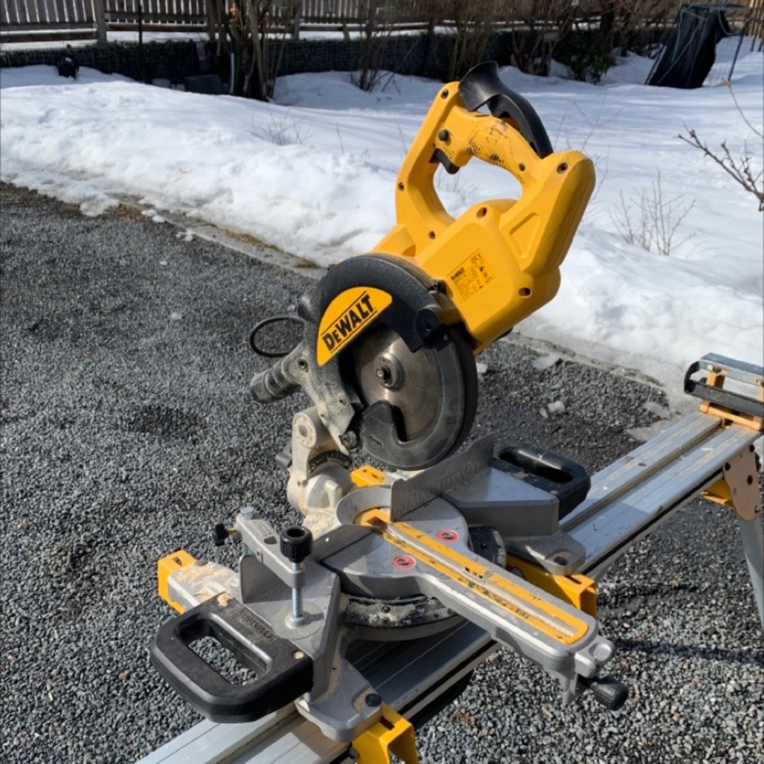 Dewalt 5773 kapp og gjærsag med bredt stativ