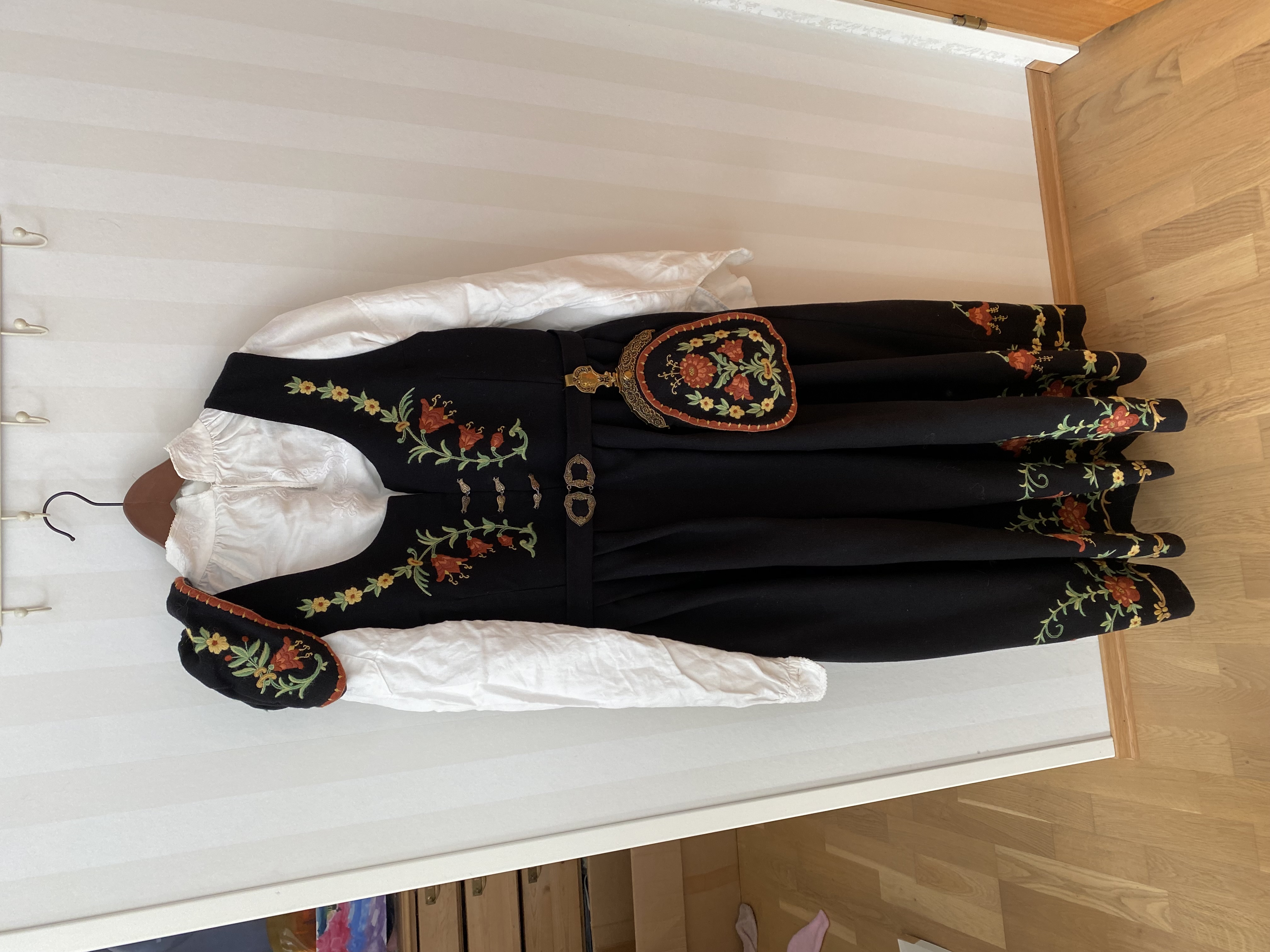 Svart løken bunad