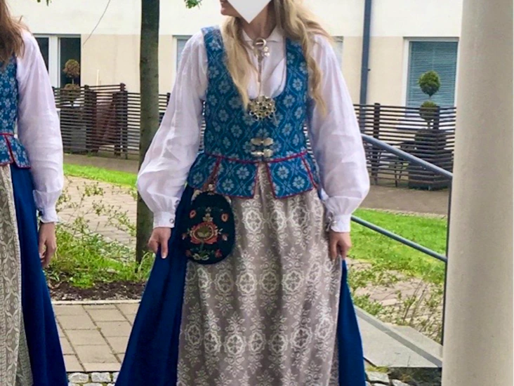 Blå trønderbunad i størrelse s-m