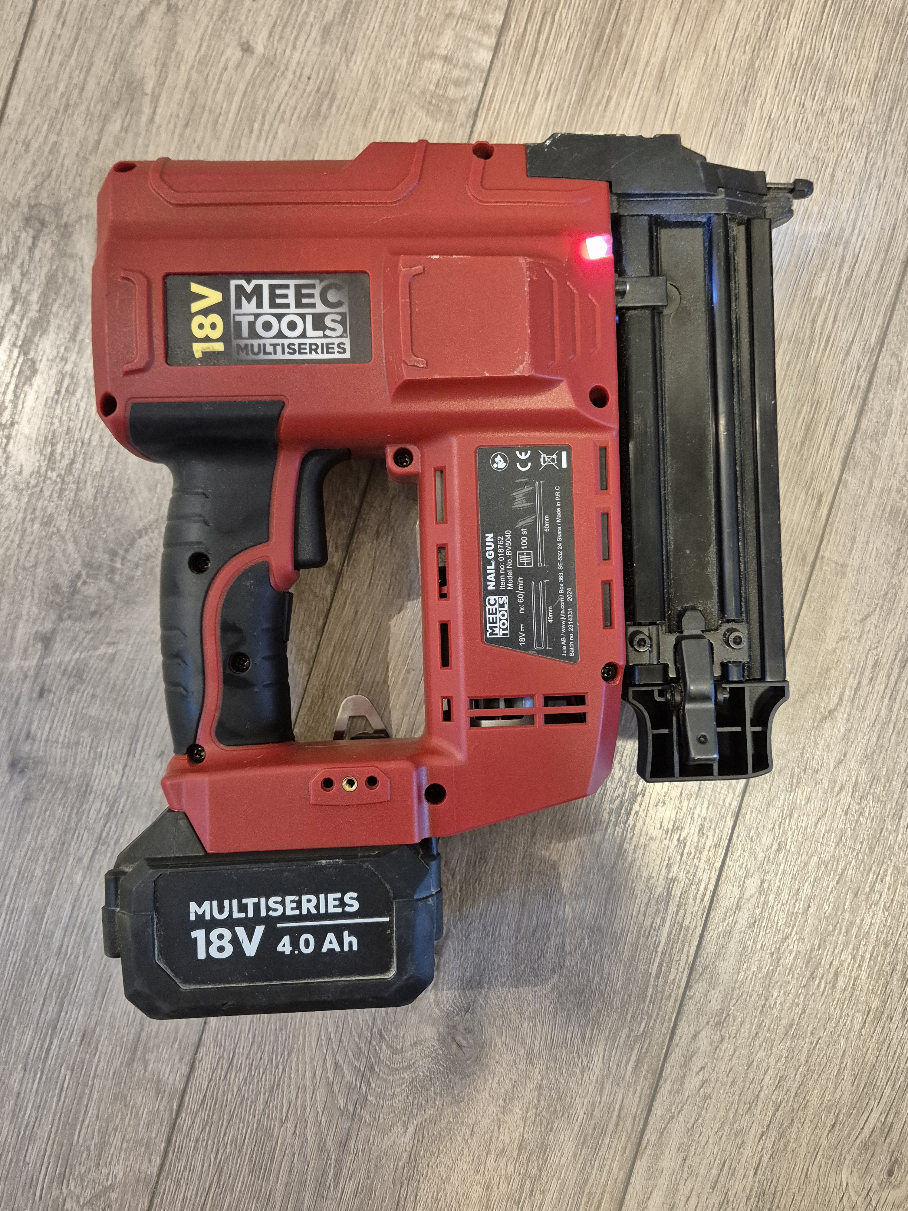 Spikerpistol på batteri for dykkert og kramper