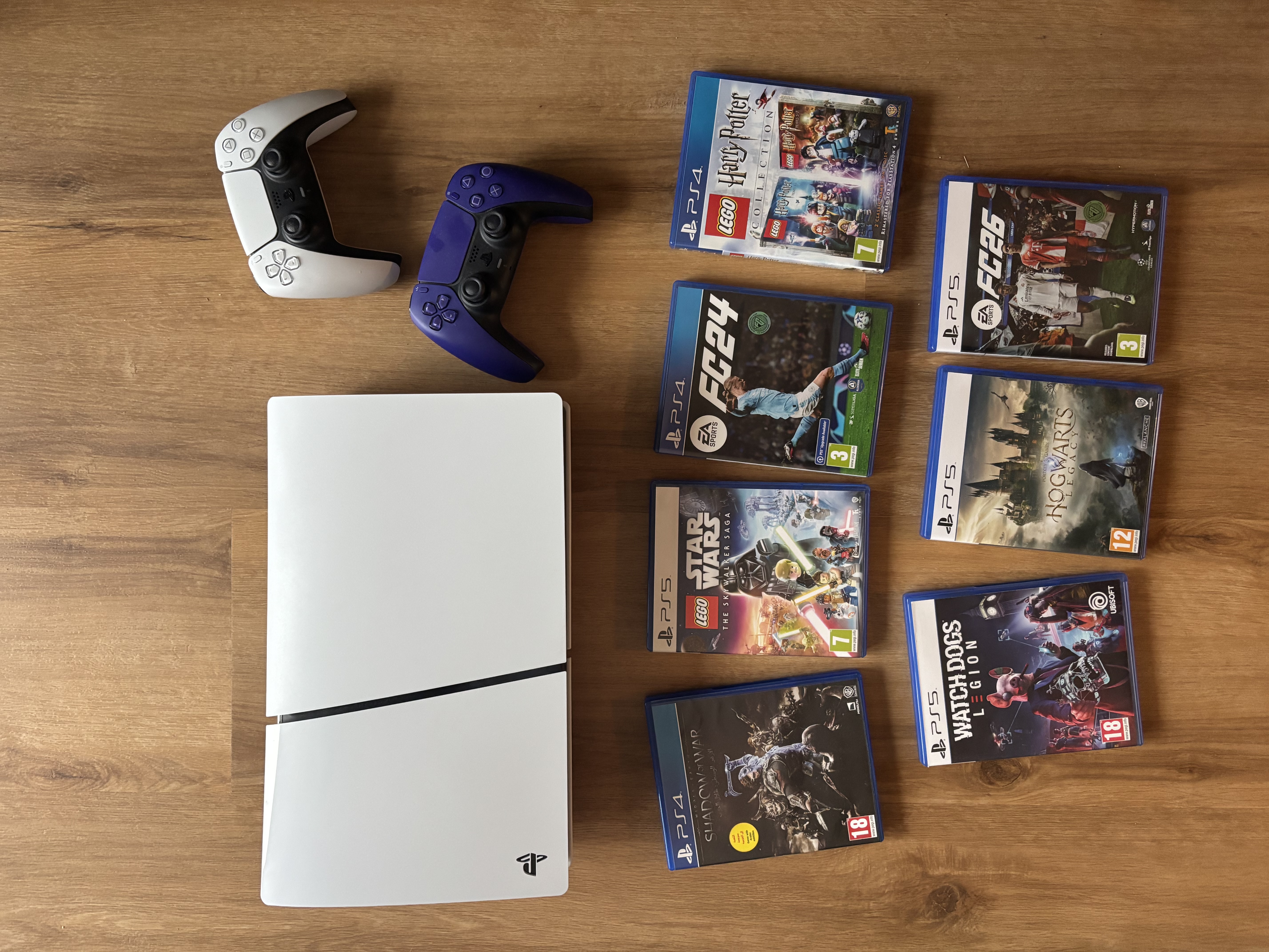 Playstation 5 med två kontroller och spel