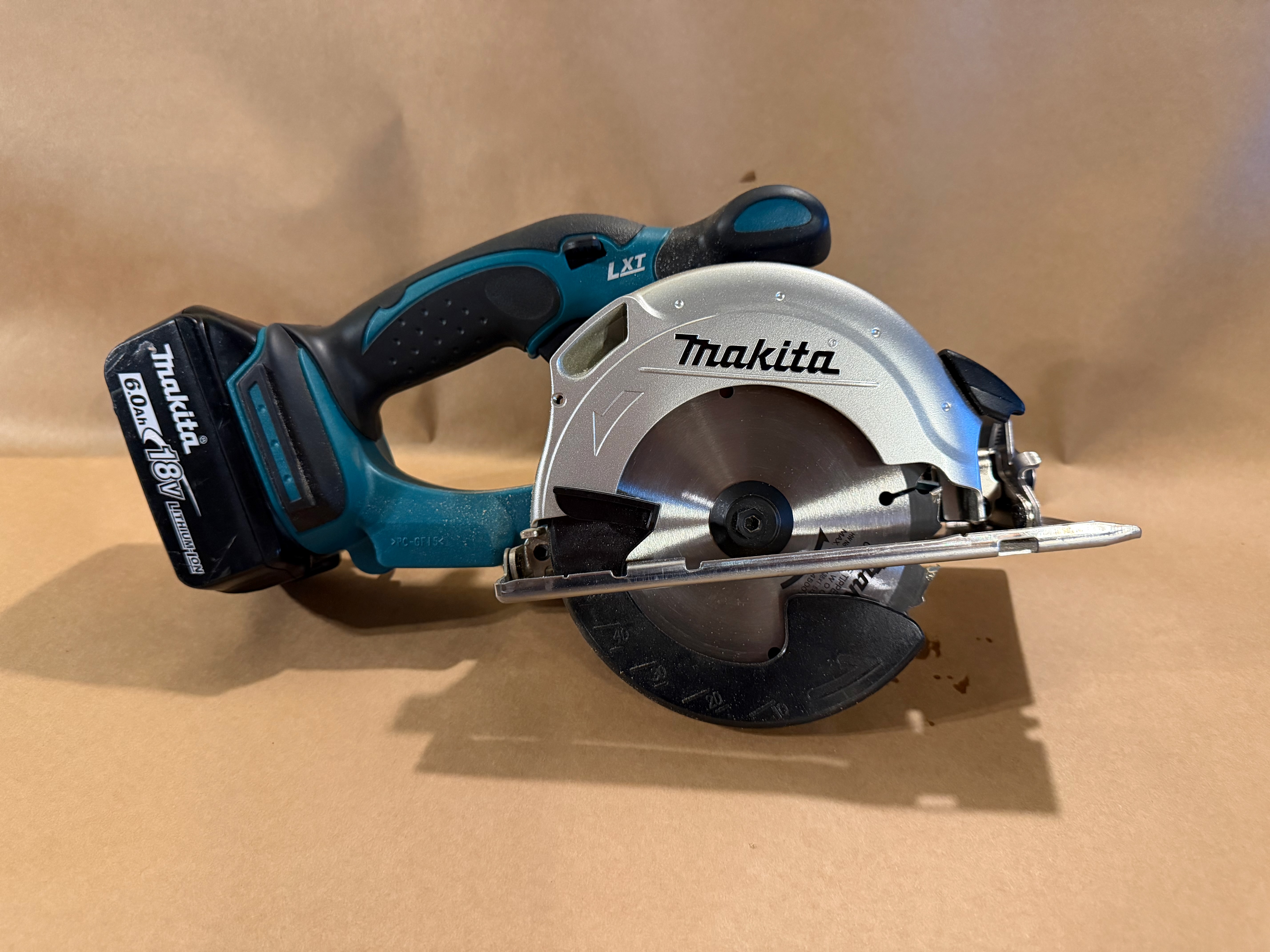 Makita batteridrevet sirkelsag