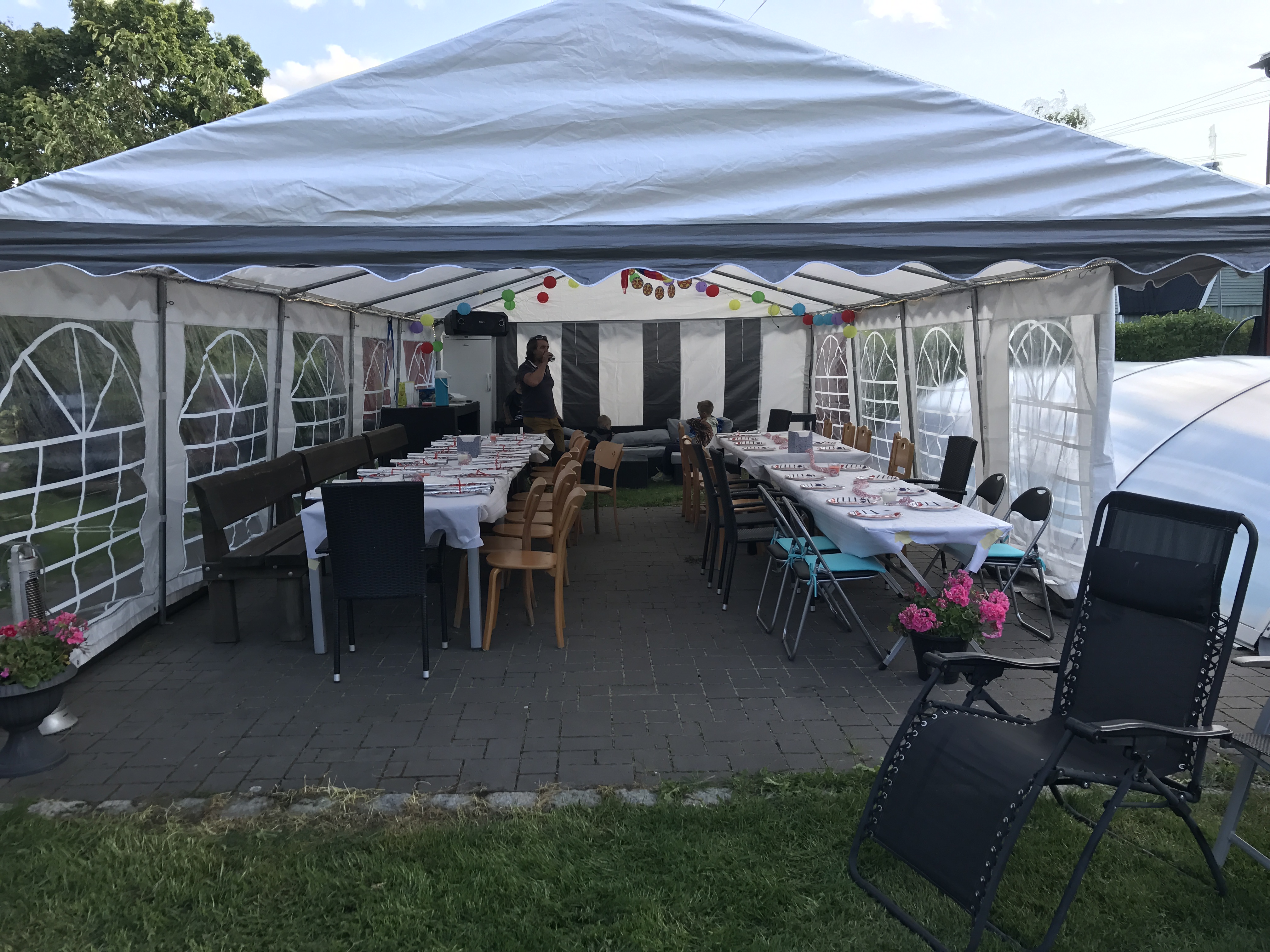 Stort partytält med bänkset