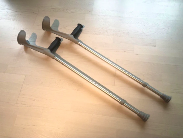 Ställbara kryckor med ergonomiska handtag