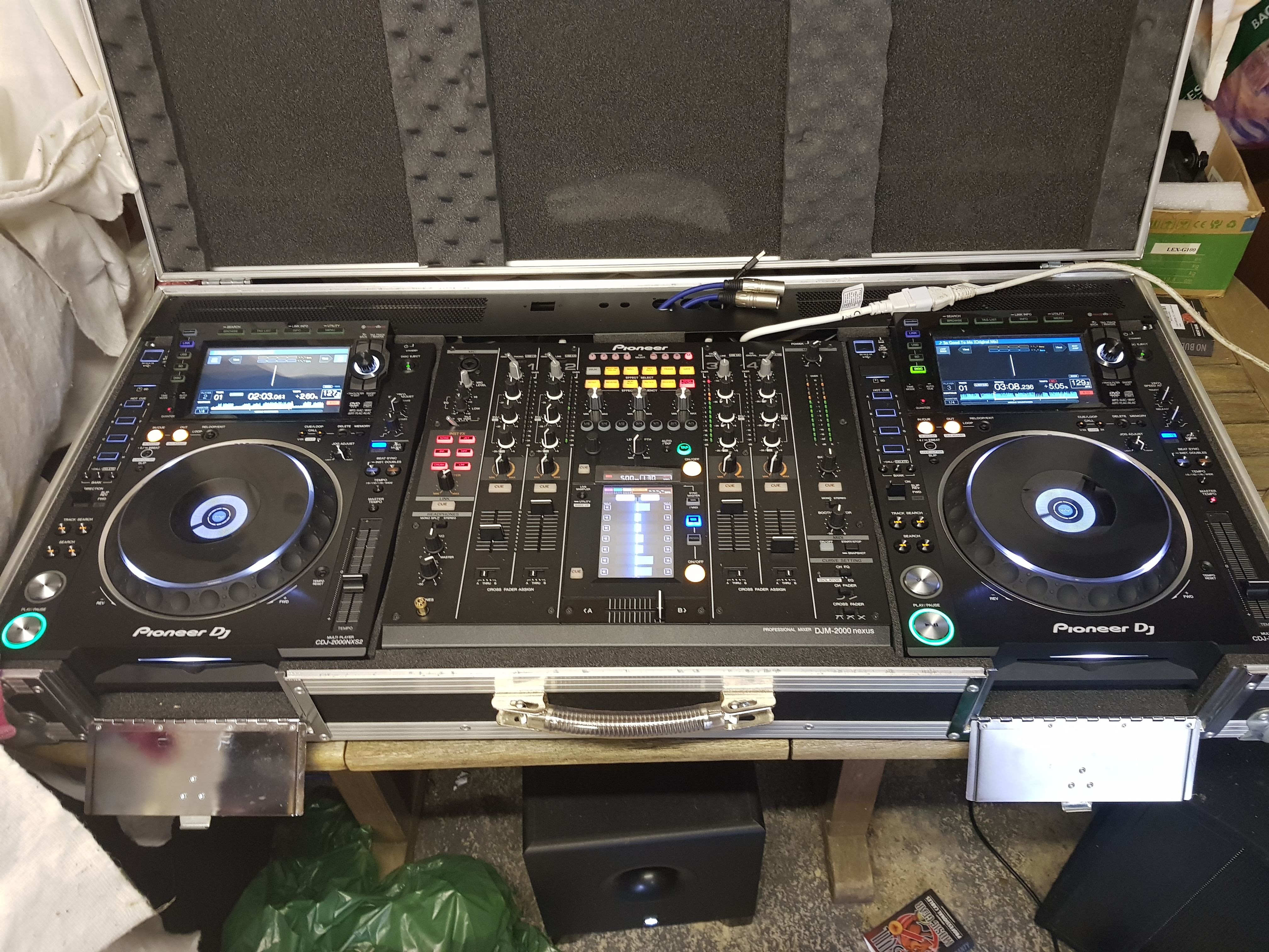 Djm 2000 nexus + 2 x cdj 2000 nxs2 