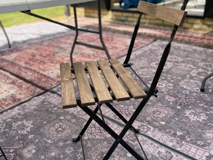 16 st klappstolar i trä, 2 ihopfällbara bord